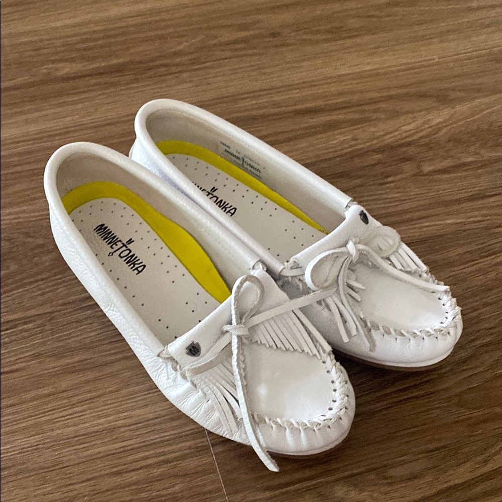 Minnetonka White Leather Fringe Moccasins with Bow